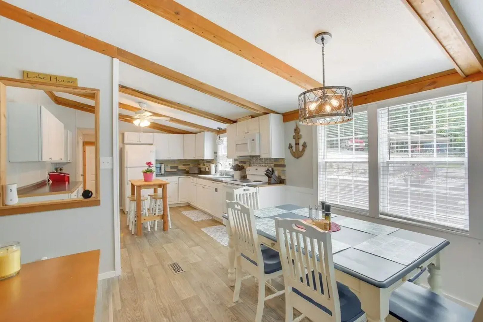 Bright Byrdstown Home w/ Views of Dale Hollow Lake