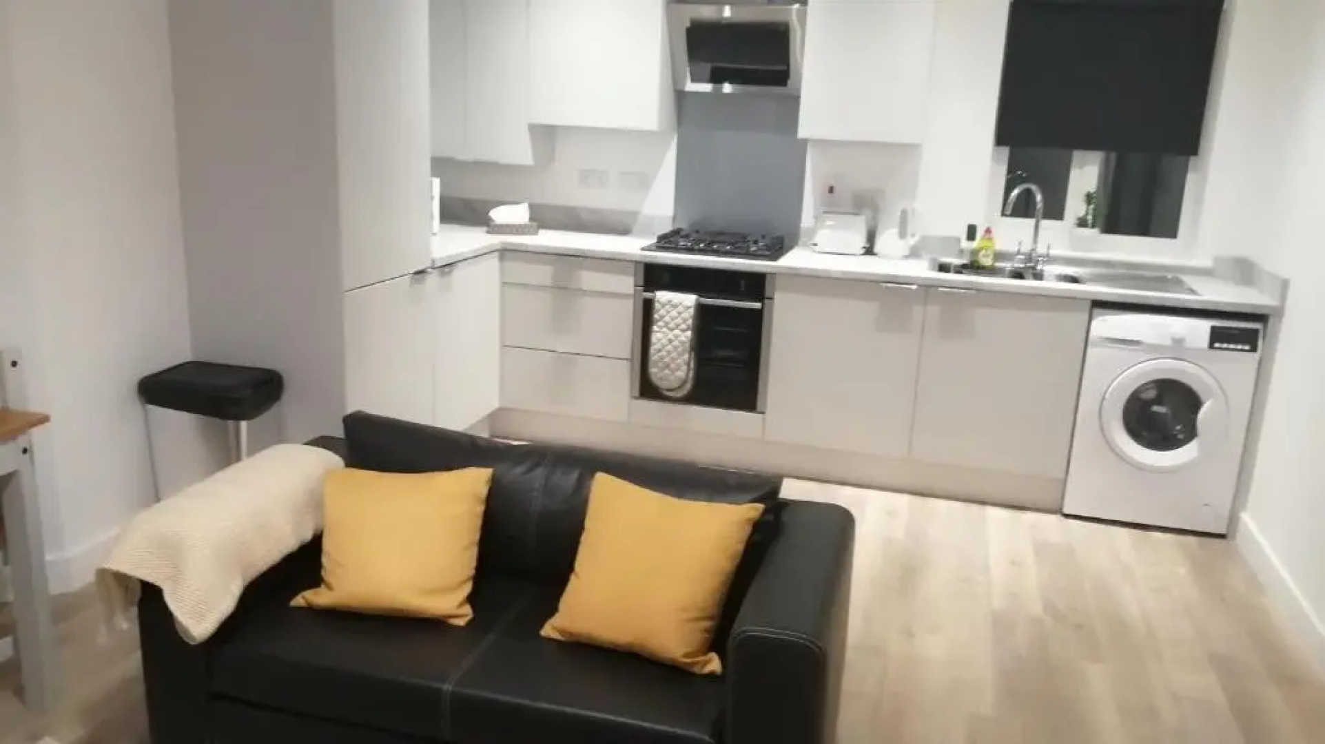 1 Bed Apartment Sleeps 2 - Parking & Wifi