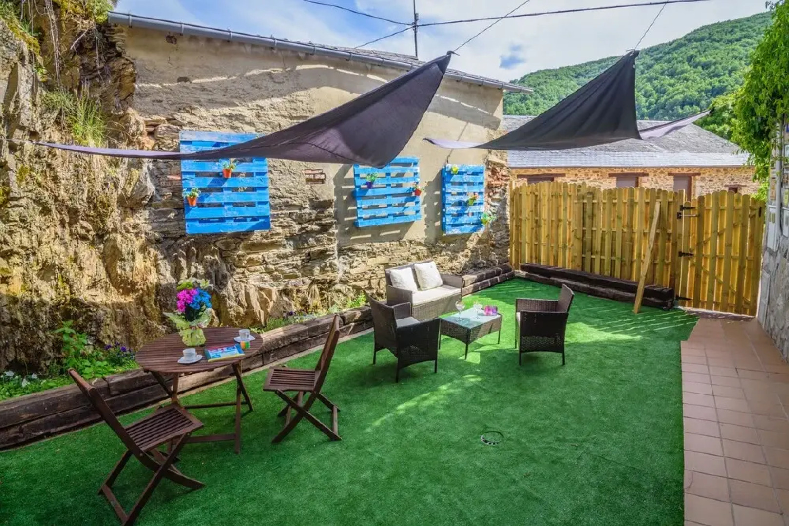 Rural House With Jacuzzi and Fireplace in the Room for 2-4 People