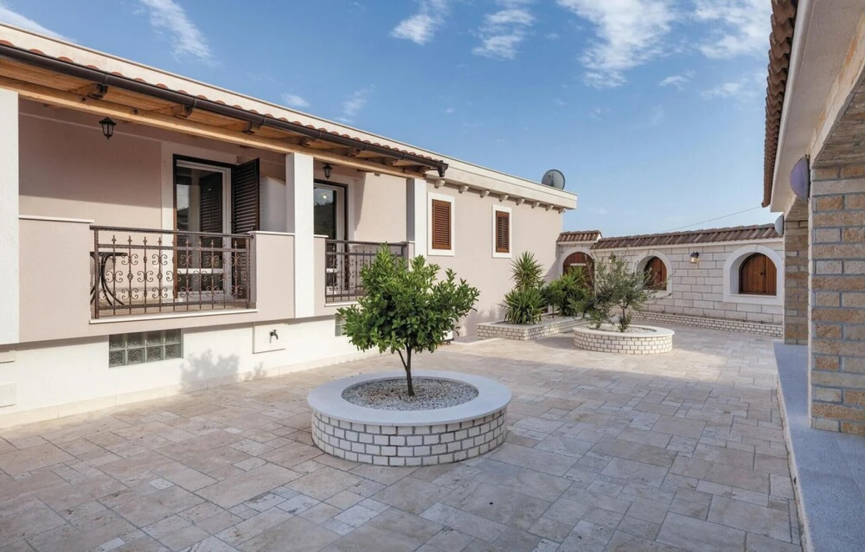 Awesome Home in Seget Gornji With Sauna, Wifi and 8 Bedrooms