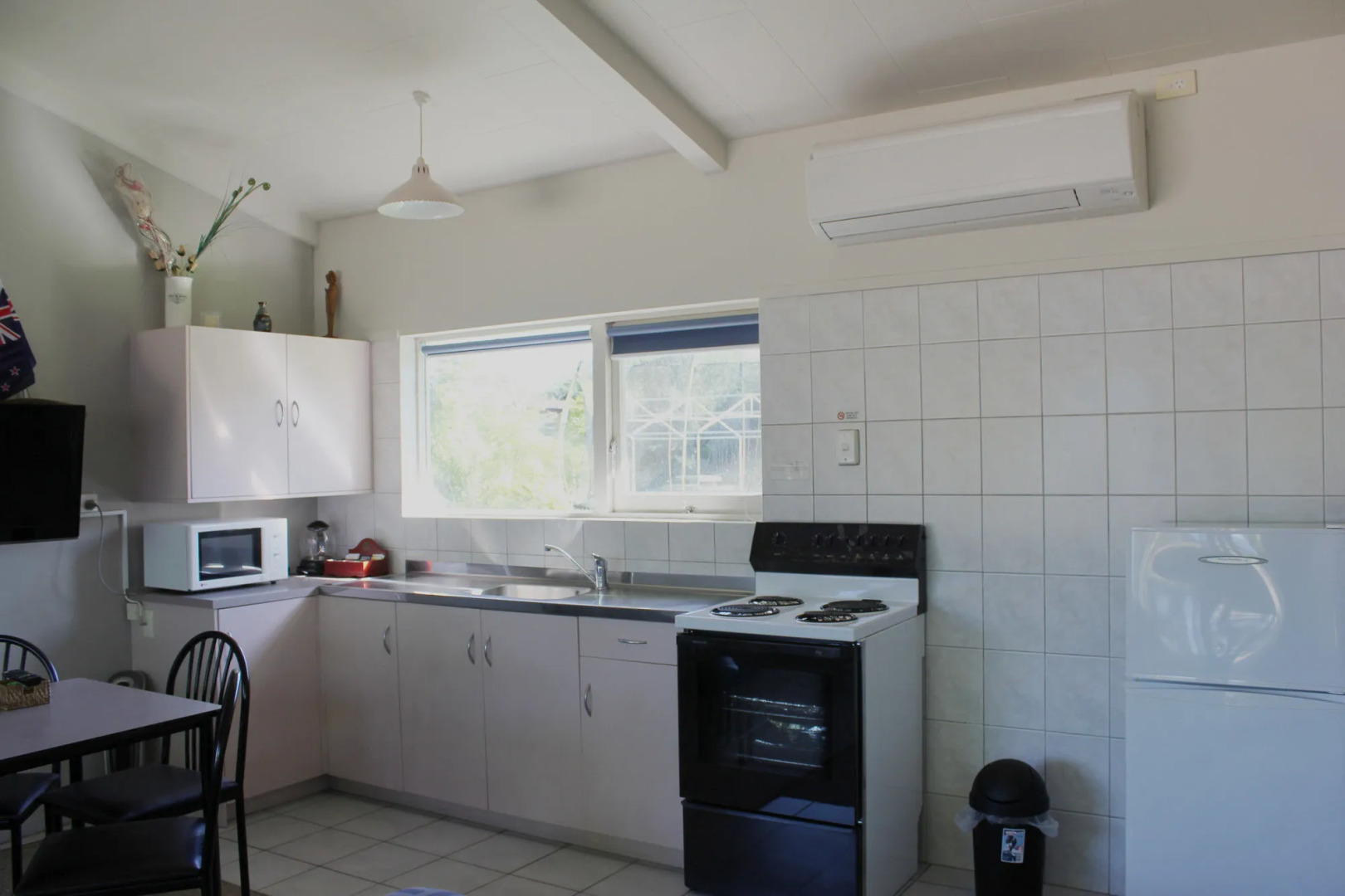 Jack & Di's Lakefront Motel