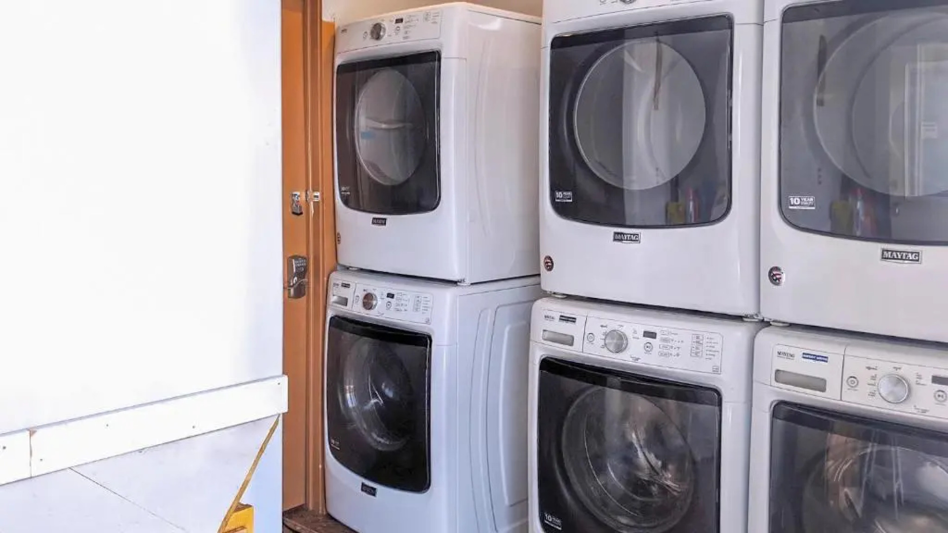 FunStays Glamping Tiny House w Large Loft Site 8