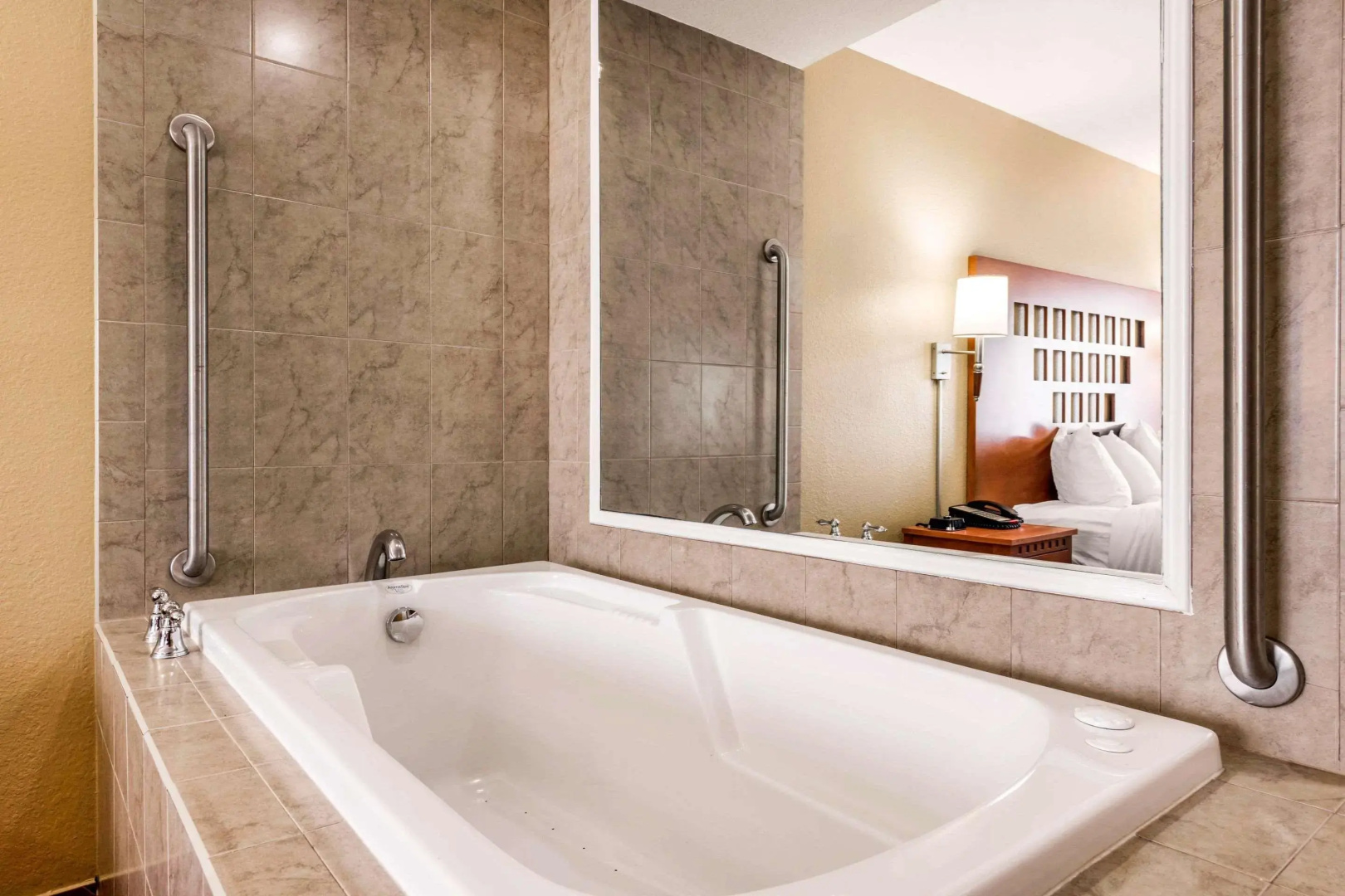 Rodeway Inn & Suites Fort Lauderdale Airport / Cruise Port