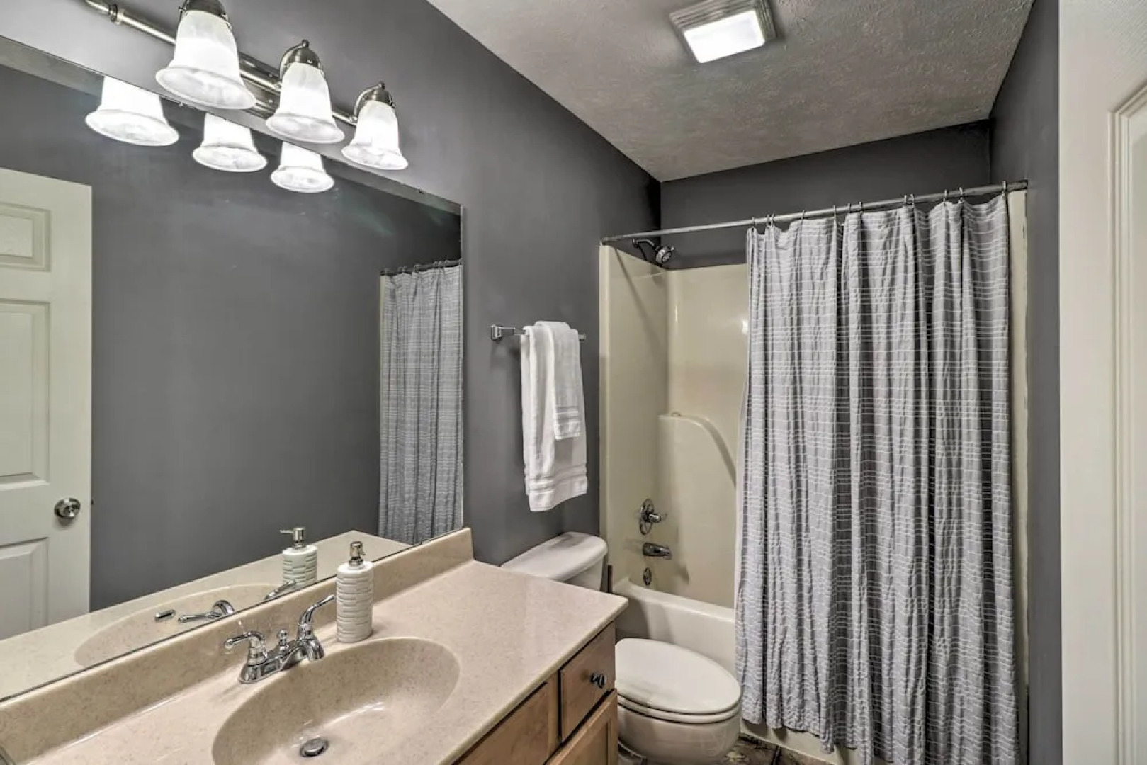 Mountain Home Cottage w/ Deck on White River!