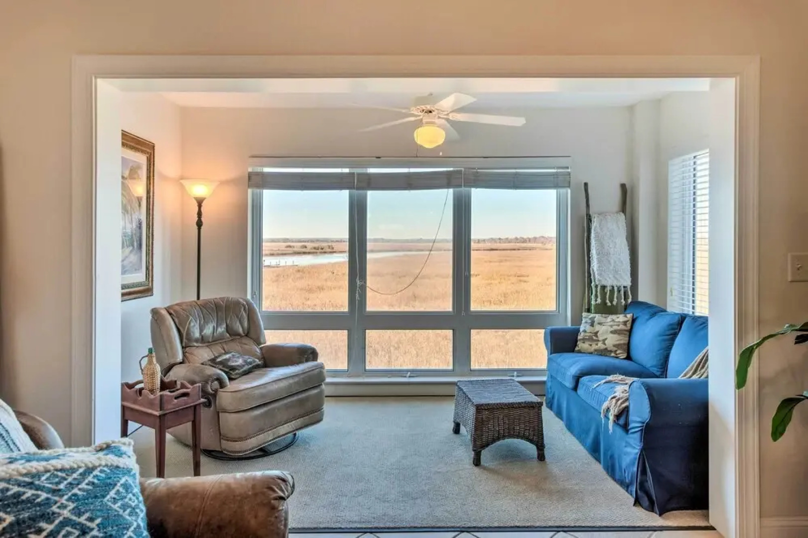 3rd-floor Riverfront Condo: Walk to Downtown Eats!