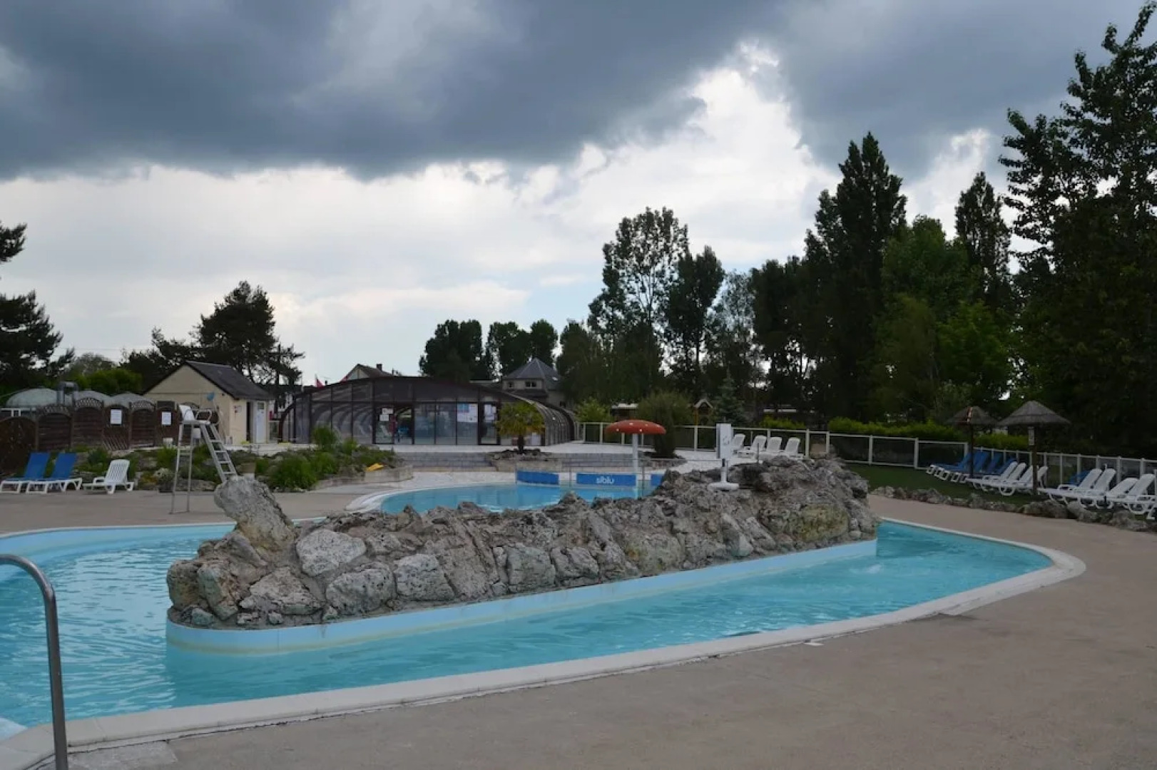 Bungalow With 2 Bedrooms in Onzain, With Terrace