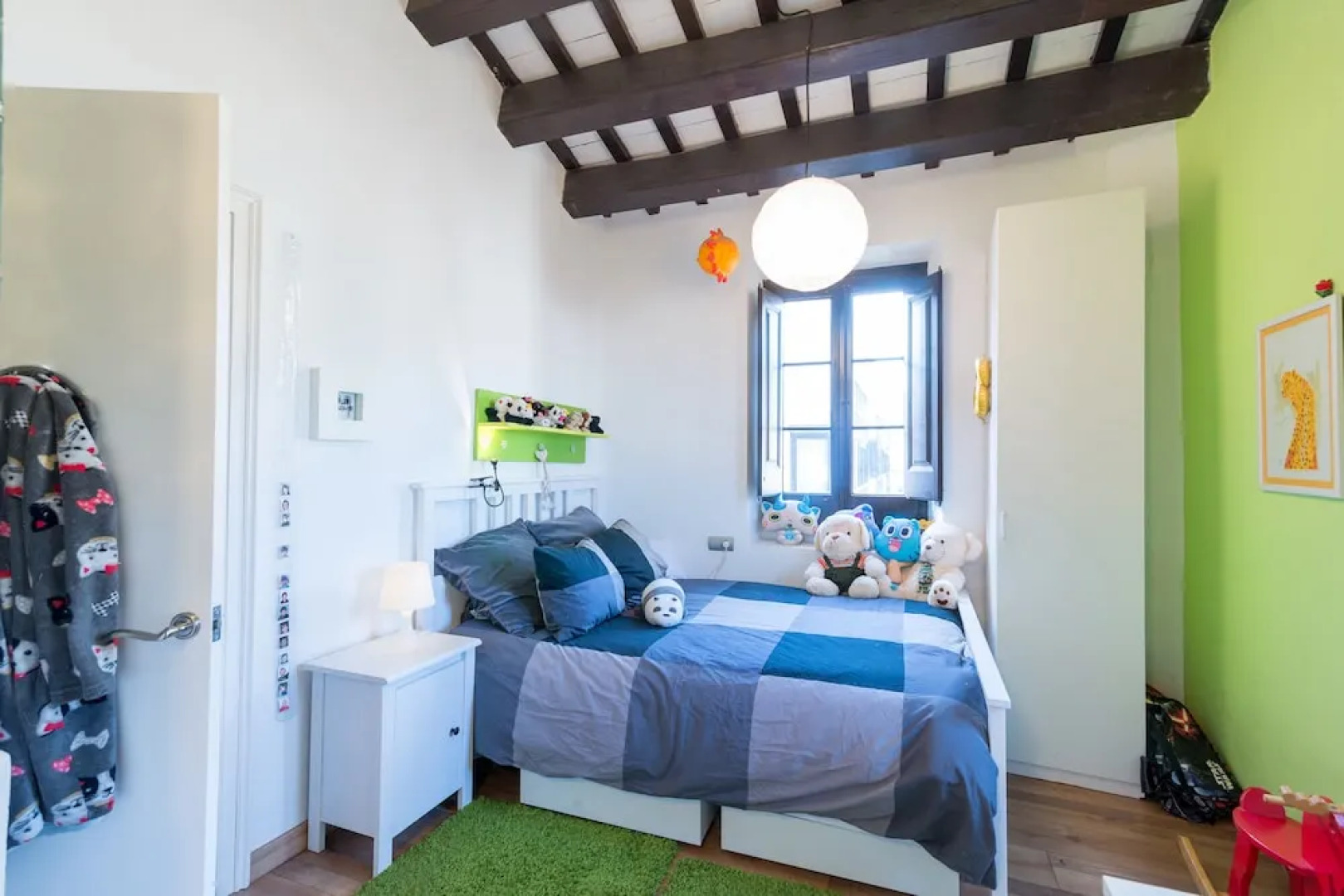 Encantadora Mansión con Jardín y Piscina