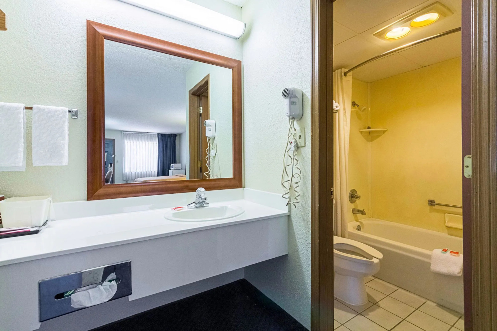 Econo Lodge Inn & Suites