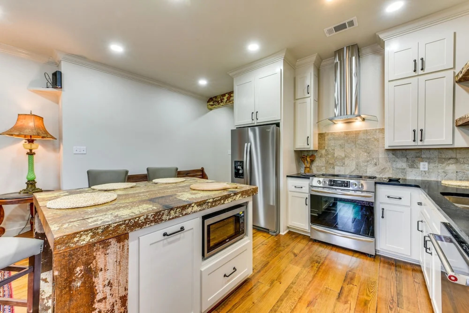 Charming Louisiana Getaway w/ Furnished Balcony!