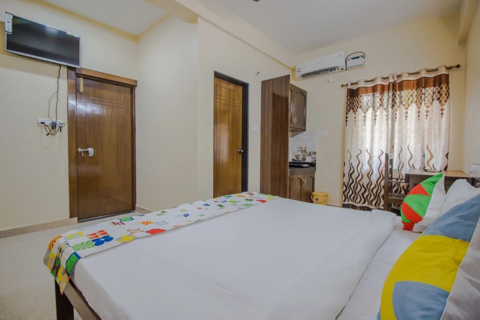 OYO 13895 Home Modern Studio Siolim Bridge