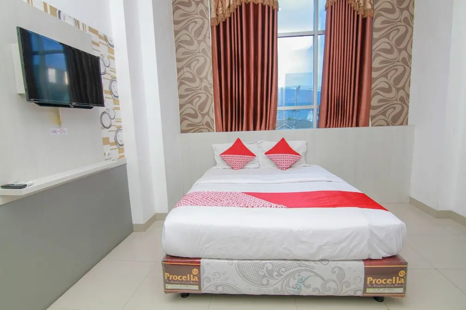 R Four Hotel by OYO Rooms