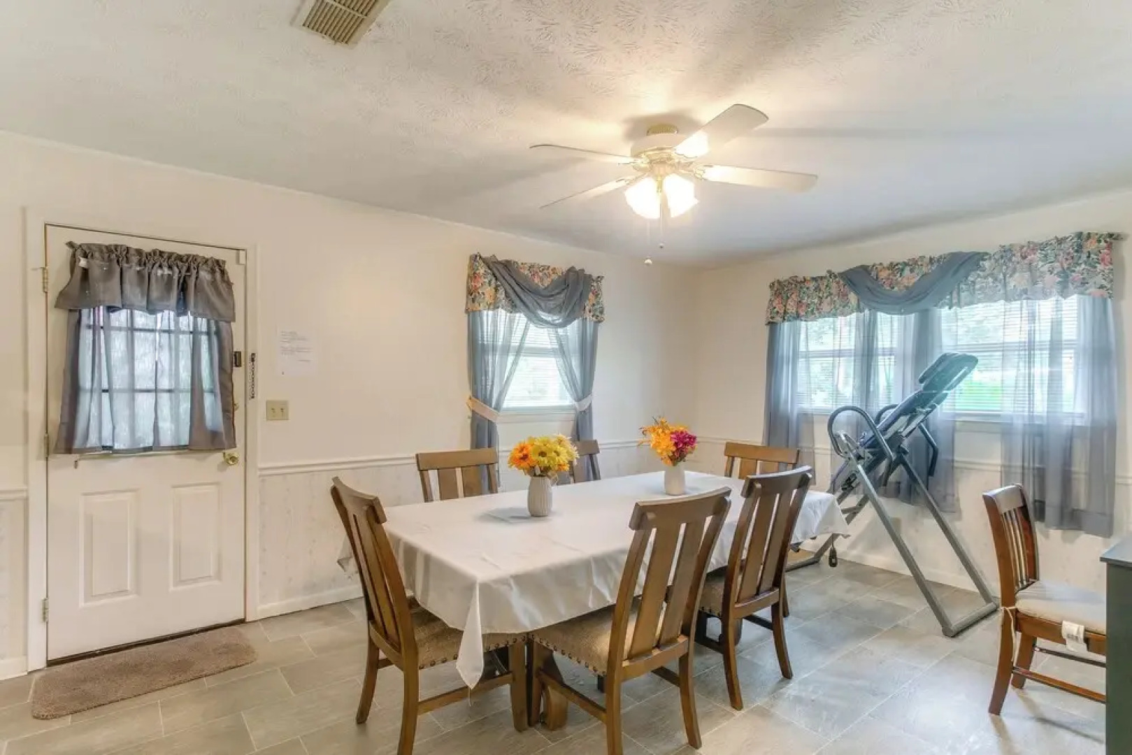 Cozy Waycross House w/ Yard & Screened Patio!