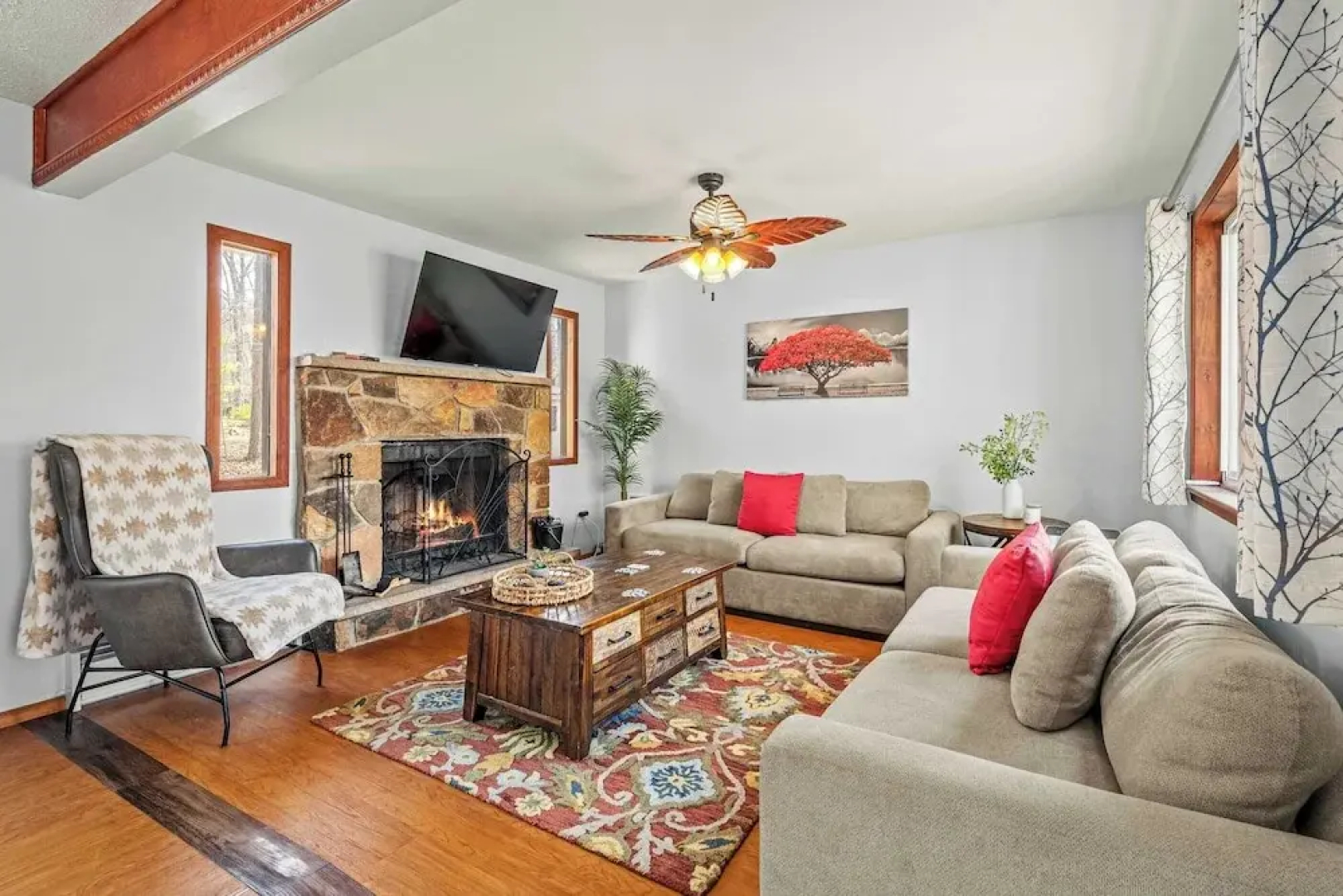 Stylish Renovated Home Open Layout, Coffee Bar + Near Hiking & Waterfalls