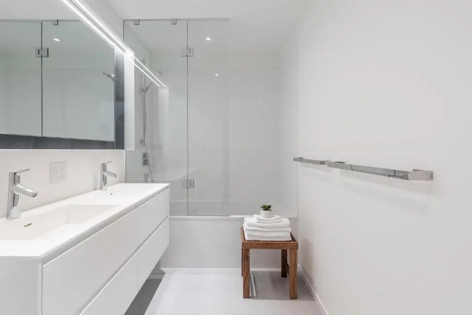 Modern Lakeside House in The Beaches