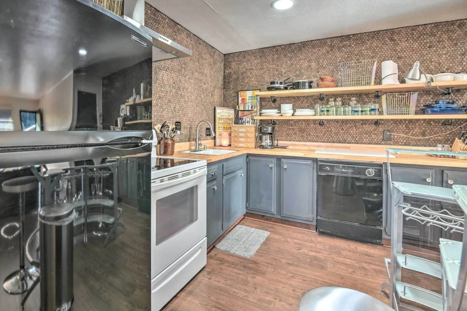 Walk to Ski Slopes! Red River Condo w/ Fireplace