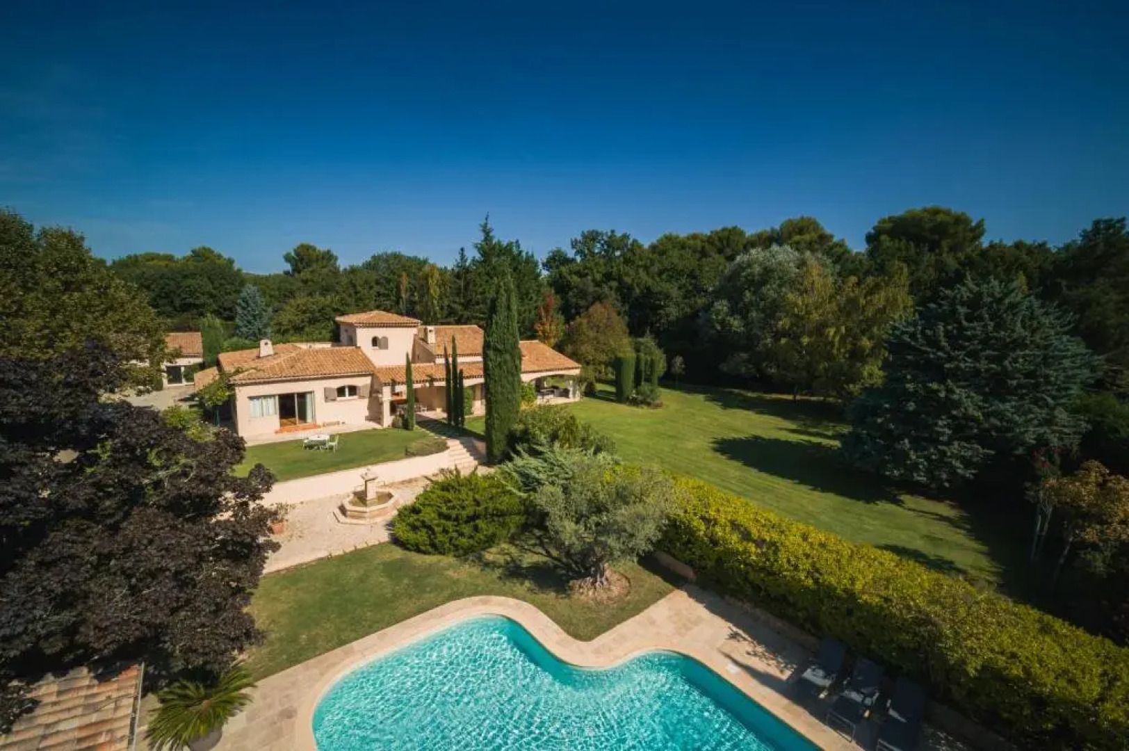 Villa Tessa for 14 people with private pool sauna and gym close to Aix en Provence