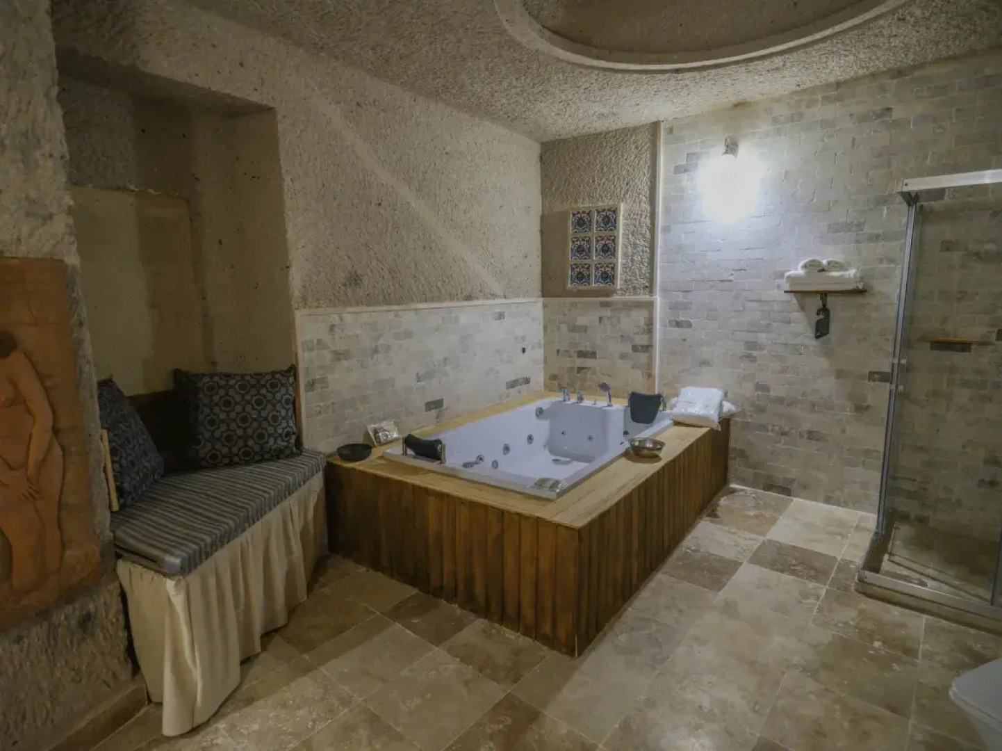 Kalsedon Cave Suites