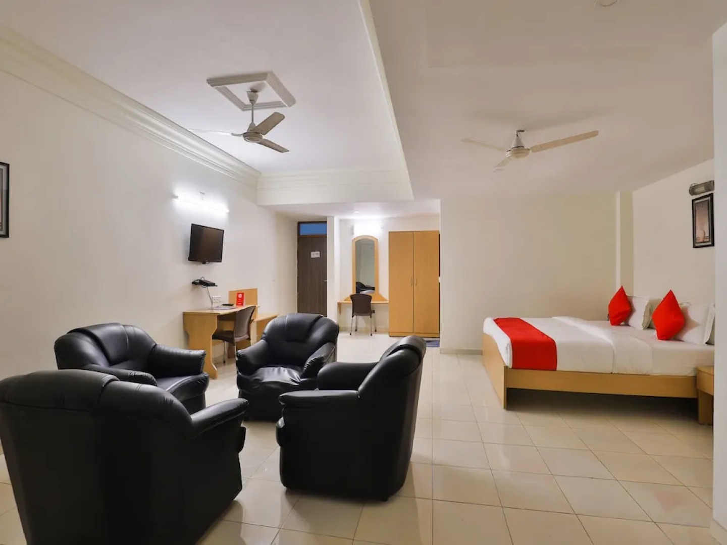 Capital O 16350 Infocity Club And Resort