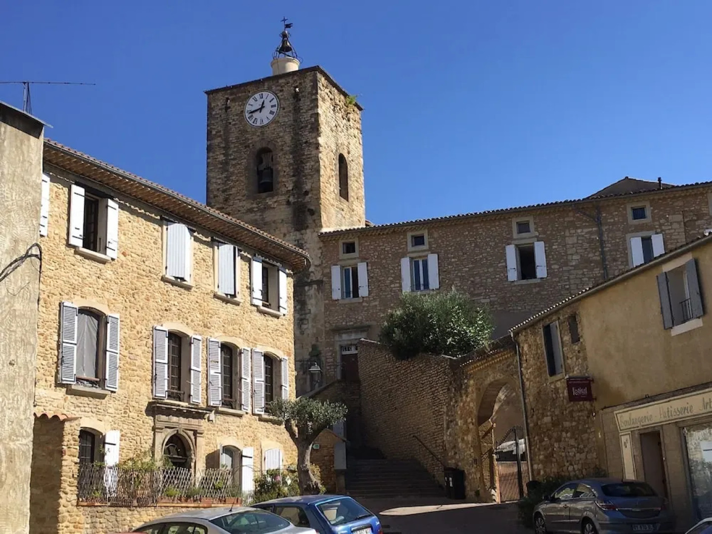 Recently Built Villa With Shared Swimming Pool Near the Village of Piolenc