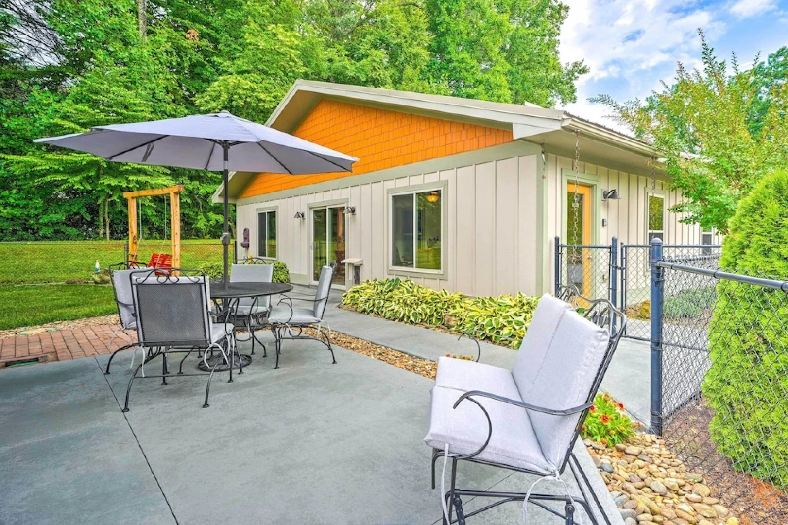 Pisgah Forest Farm Home: Outdoor Pool & Games