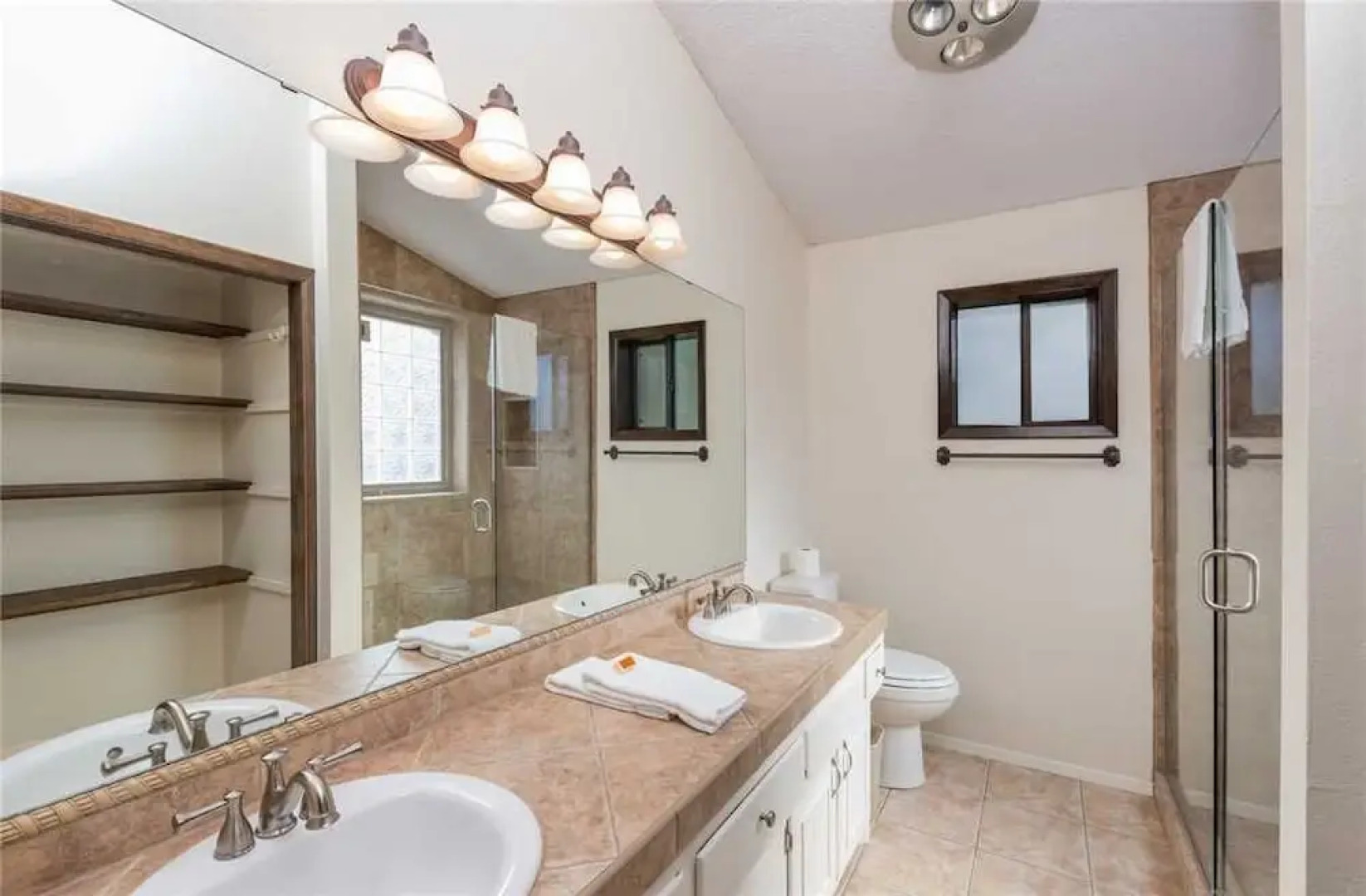 Gray Wolf Lodge - Four Bedroom Cabin with Hot Tub