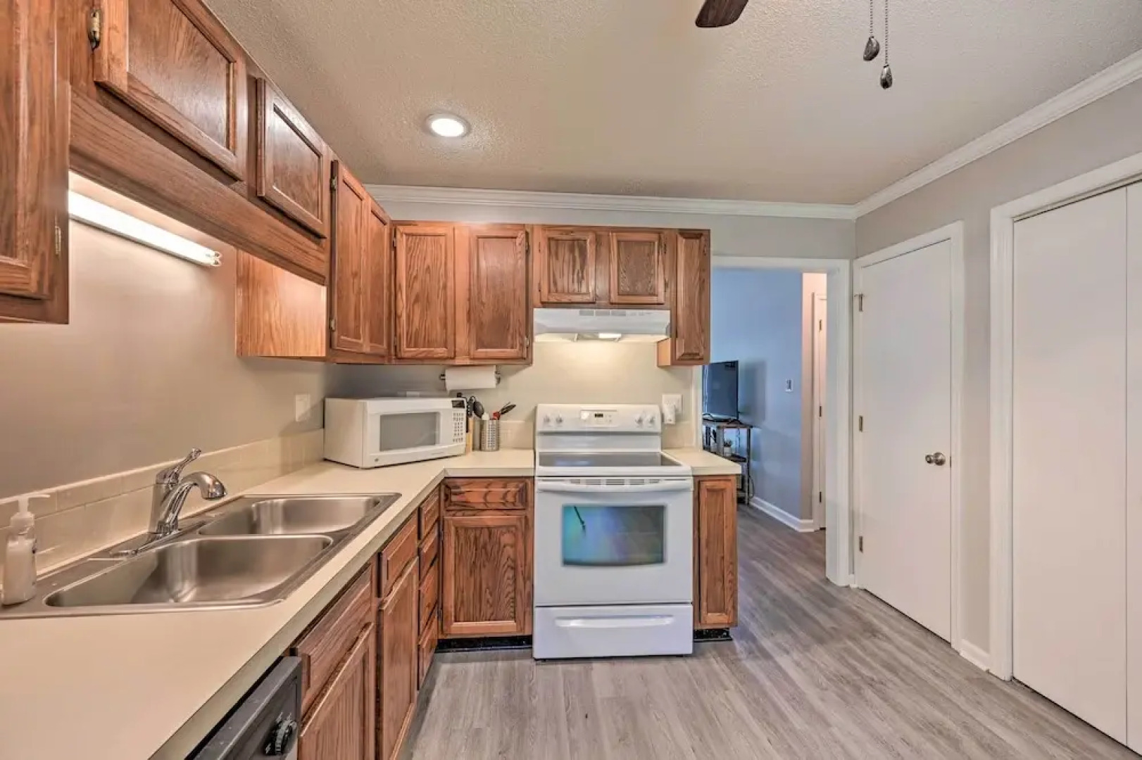 Lovely High Point Abode ~ 2 Mi to University!