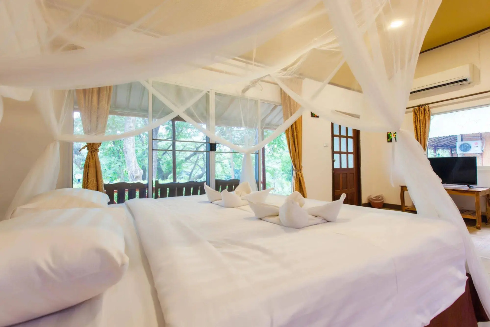 Varee Valley Resort and Restaurant
