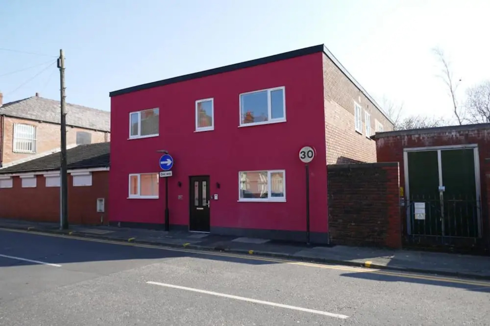 Immaculate 12-bed House Good Amenities in Wigan