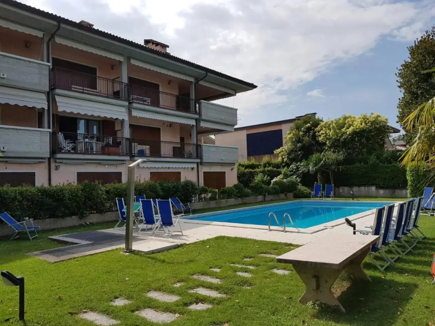 Front Lake Studio with Loft Bed and Pool