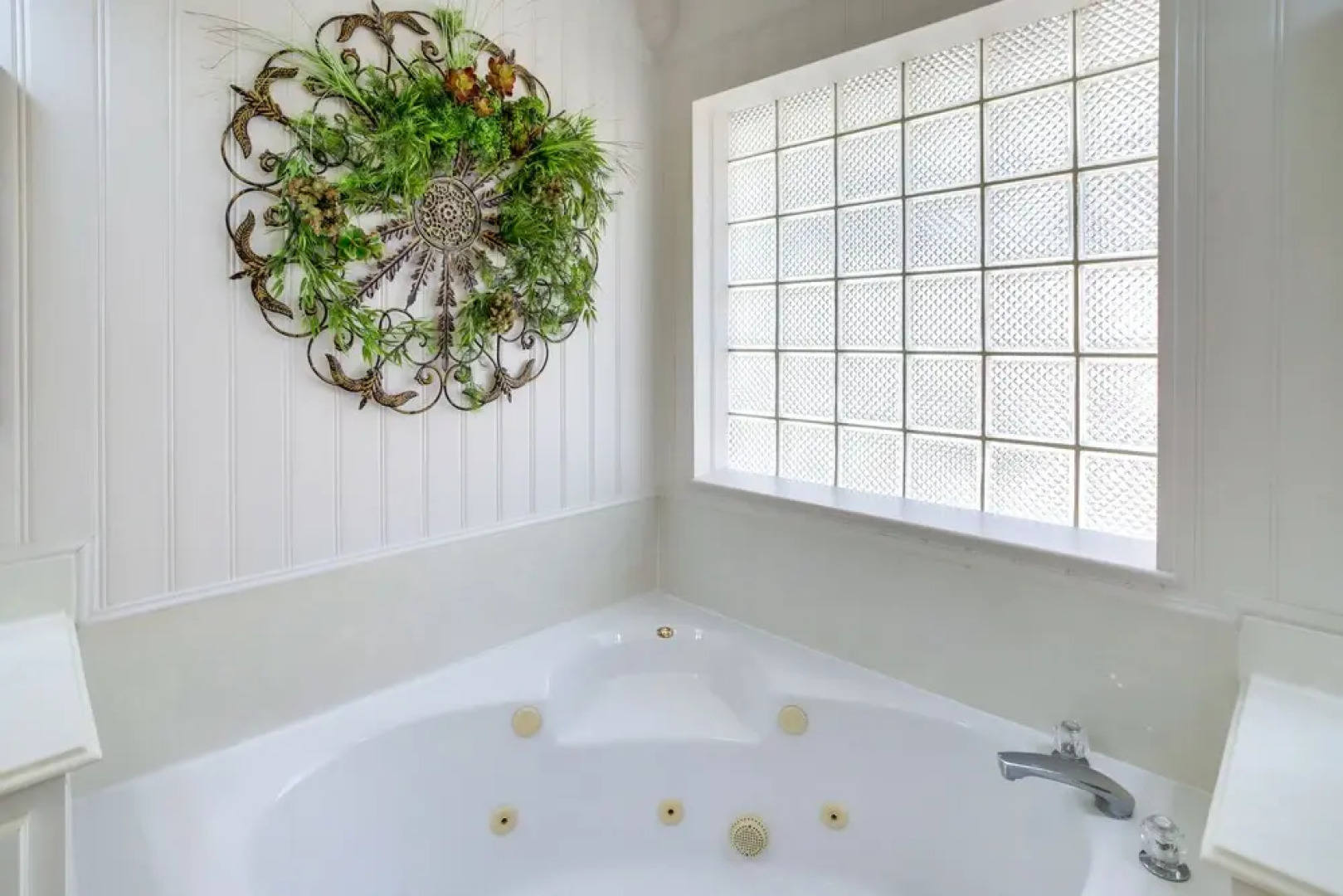 Pet-friendly Spring Home - 4 Mi to Six Flags!