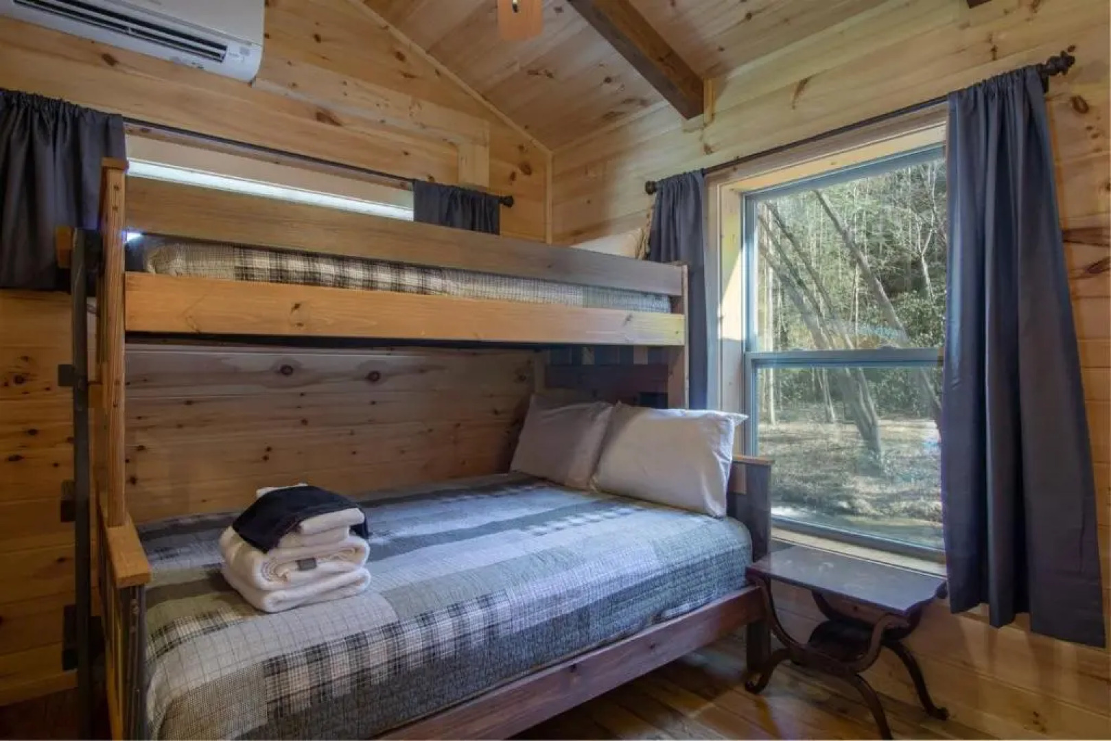 Creekside Log Cabin in Pisgah Forest