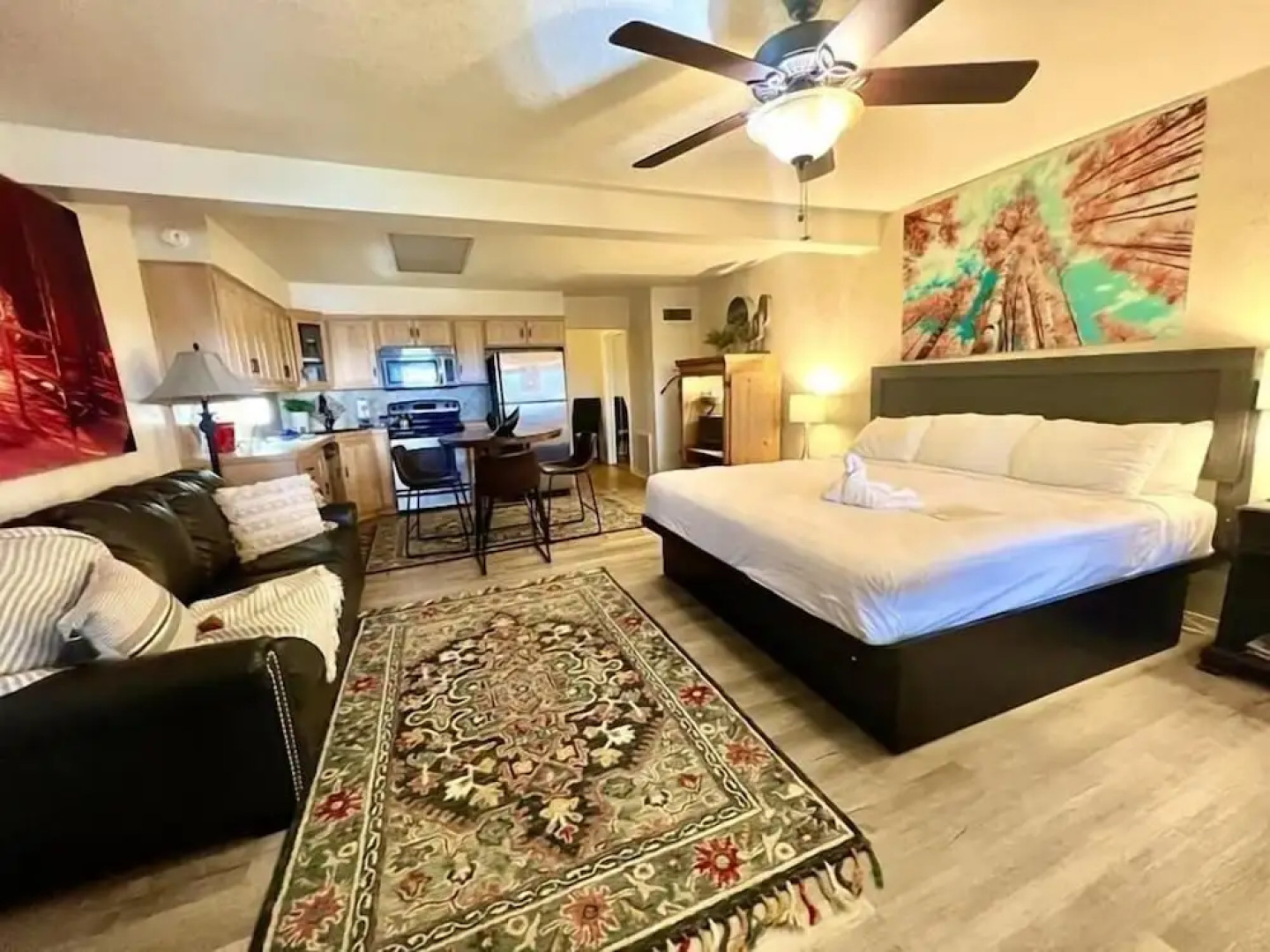 SU15, Spacious studio with full kitchen, dining table and rock patio overlooking Lake Ouachita. by RedAwning