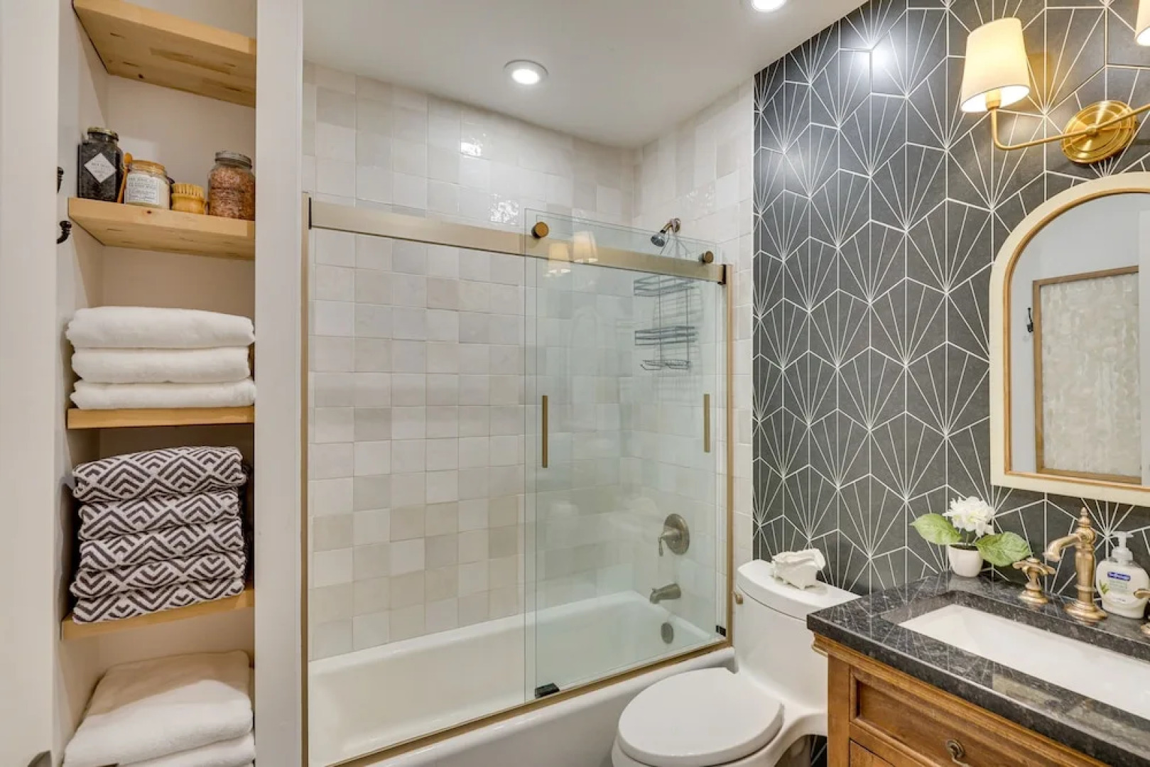 Hawthorne Home w/ Covered Patio & Basketball Court