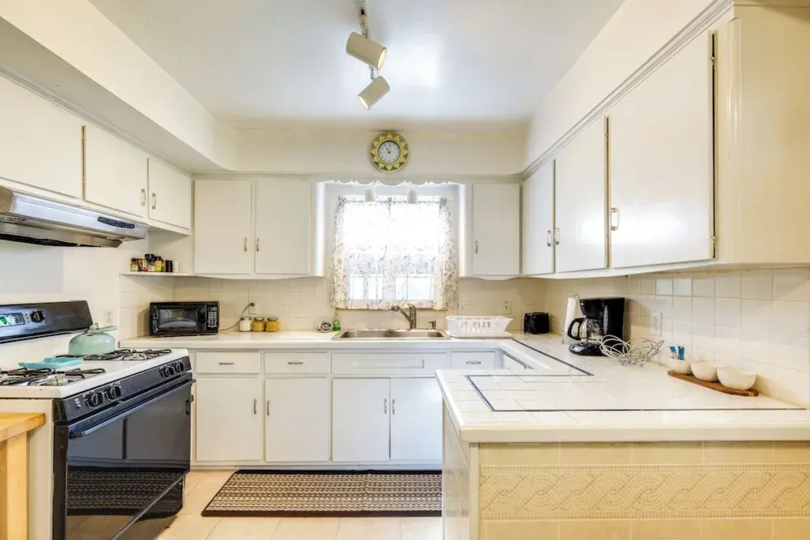 Cleveland Heights Home w/ Sunroom: Park Across St!