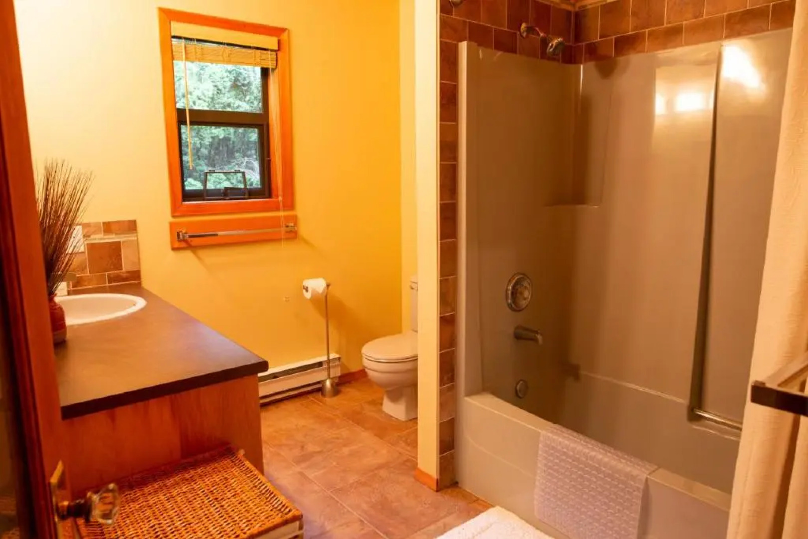 The Overlook, Luxury Lakeside Home with Dock