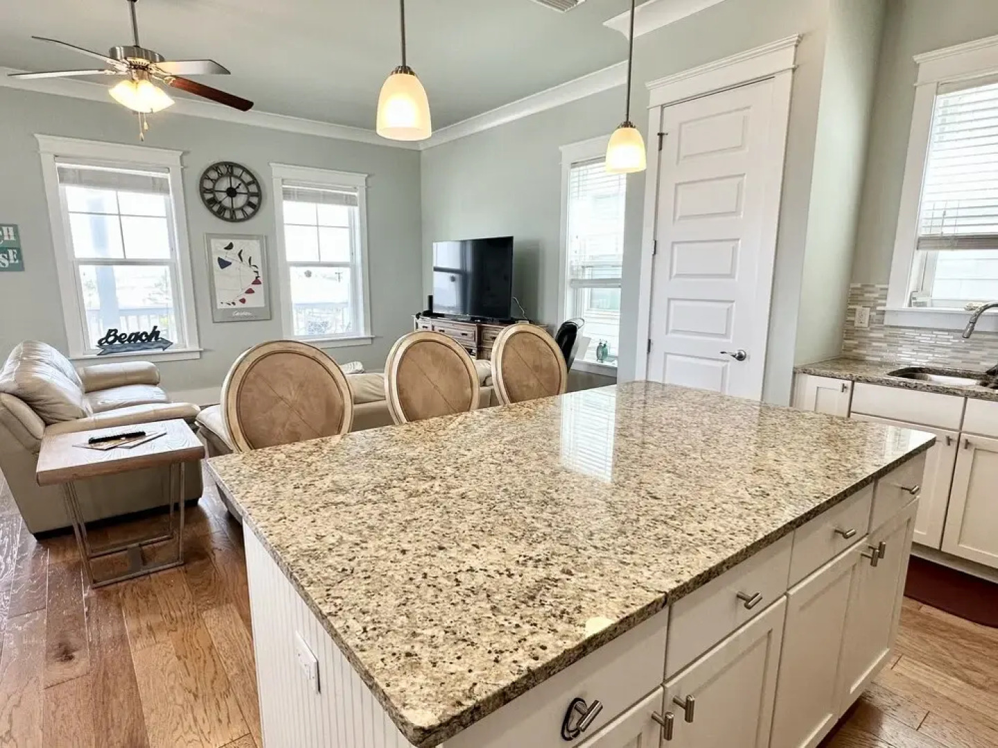 Sunset View 4 Bedroom Home by RedAwning