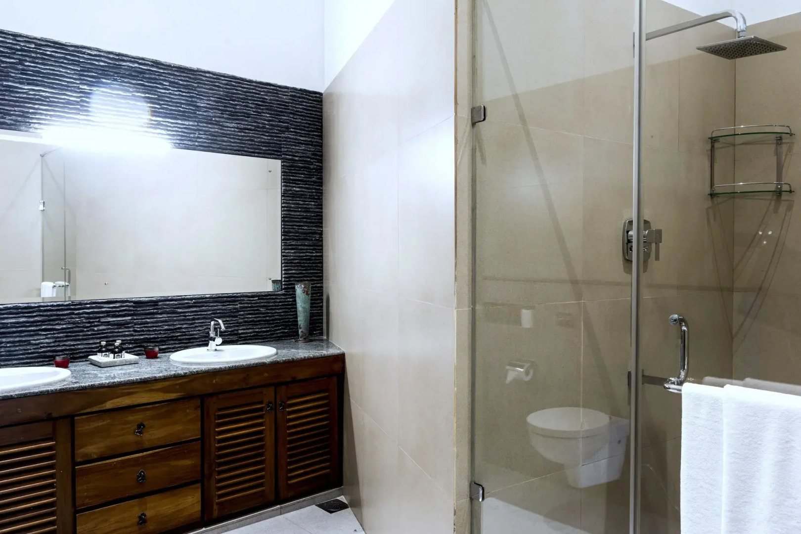 Villa White Queen Resort & Spa