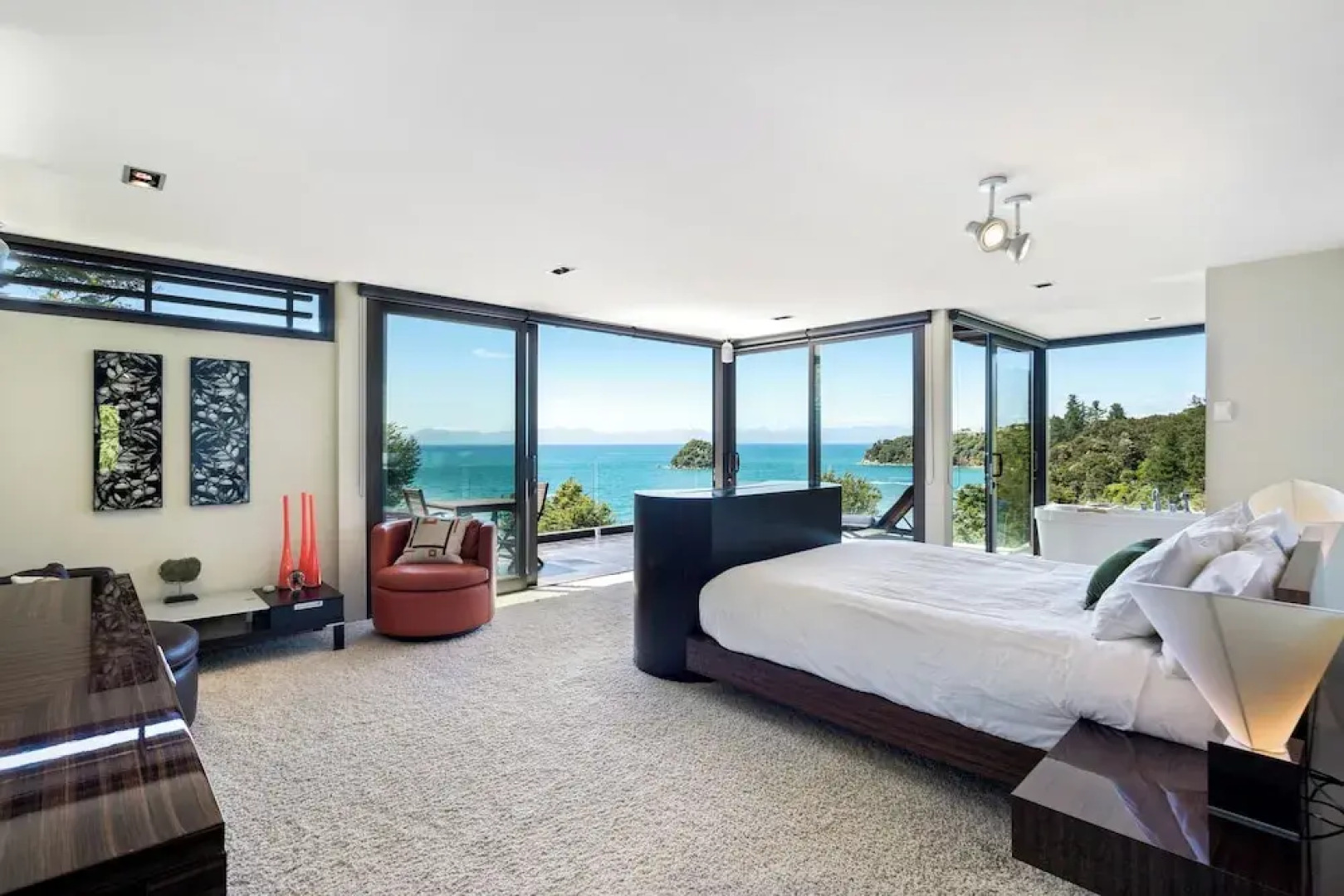 Oceanview Penthouse Suite & Beach Access