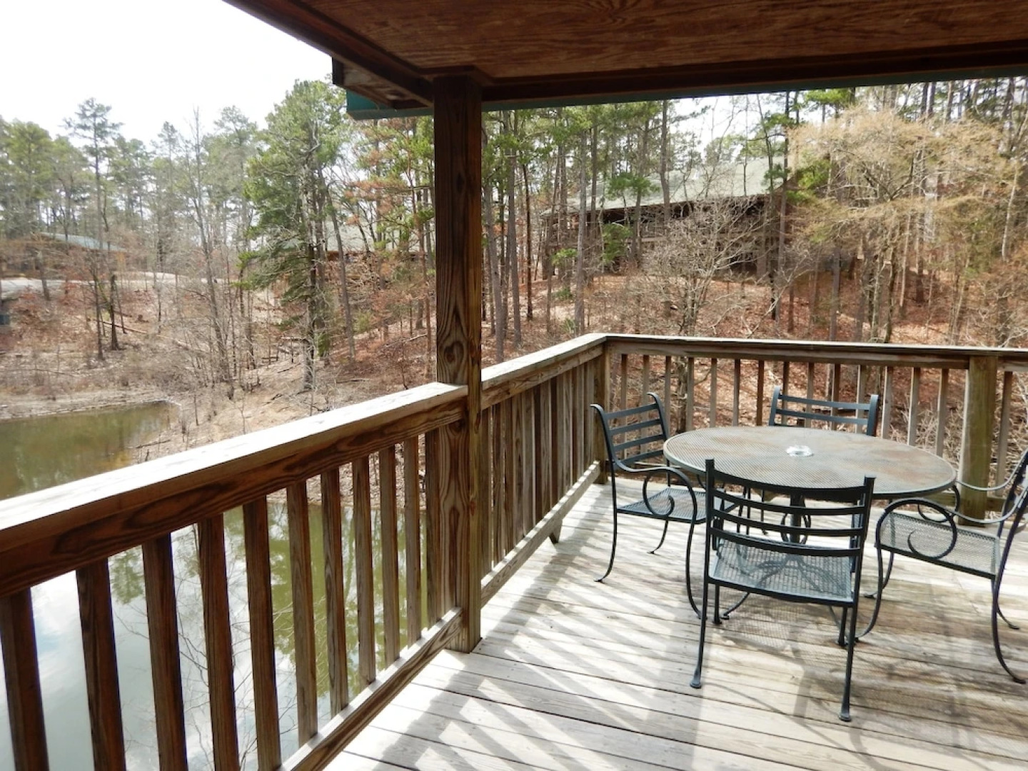 Luxury, loft, log-sided two bedroom Harbor North cottage on Lake Ouachita. by RedAwning