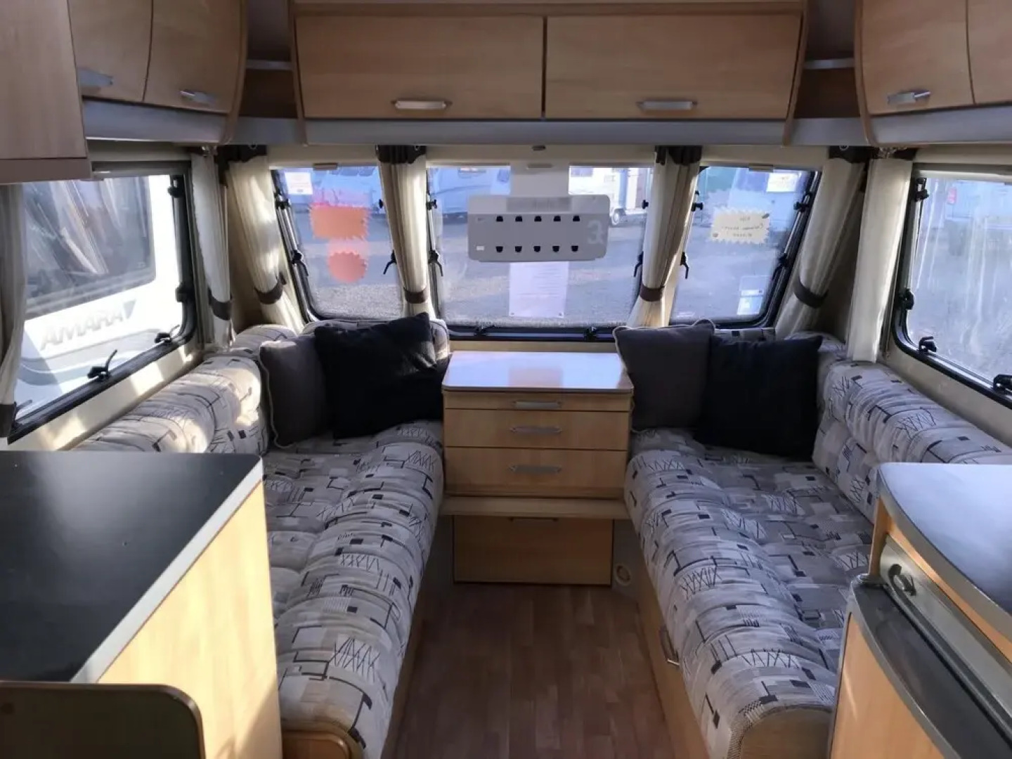 Stayzo Quiet Countryside Setting - Caravan View With Free Wi-fi in the Chiltern Hills