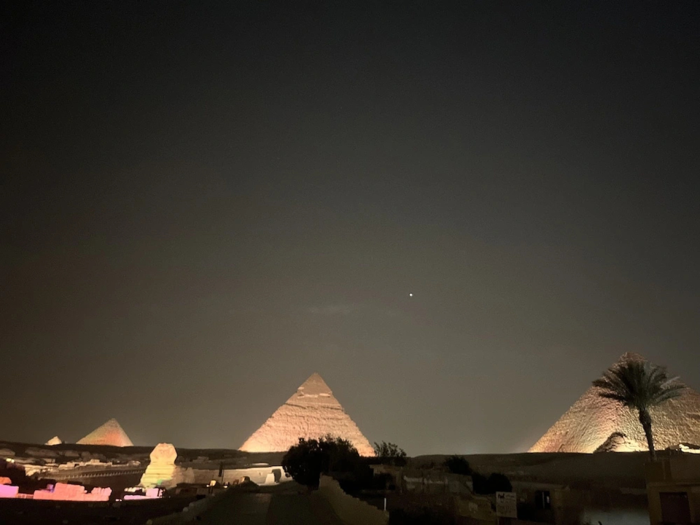 The Gate Hotel Front Pyramids & Sphinx View