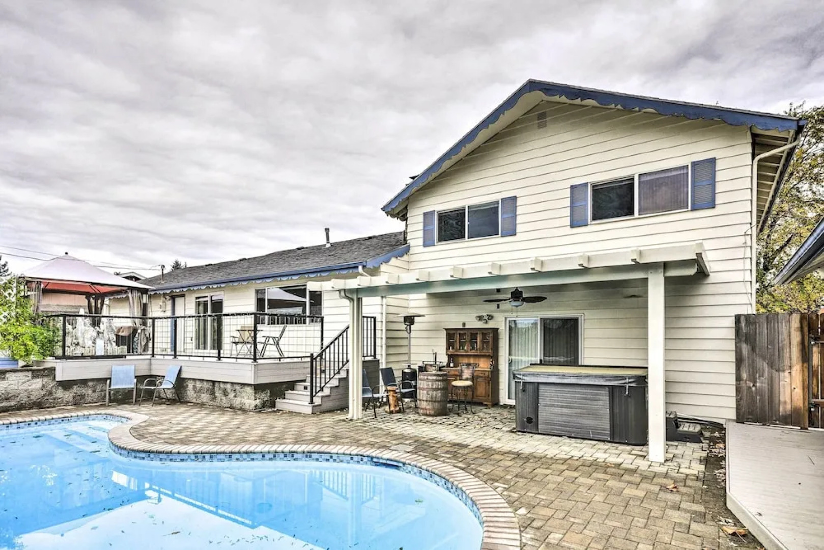 Vancouver Home w/ Hot Tub < 15 Mi to Portland!