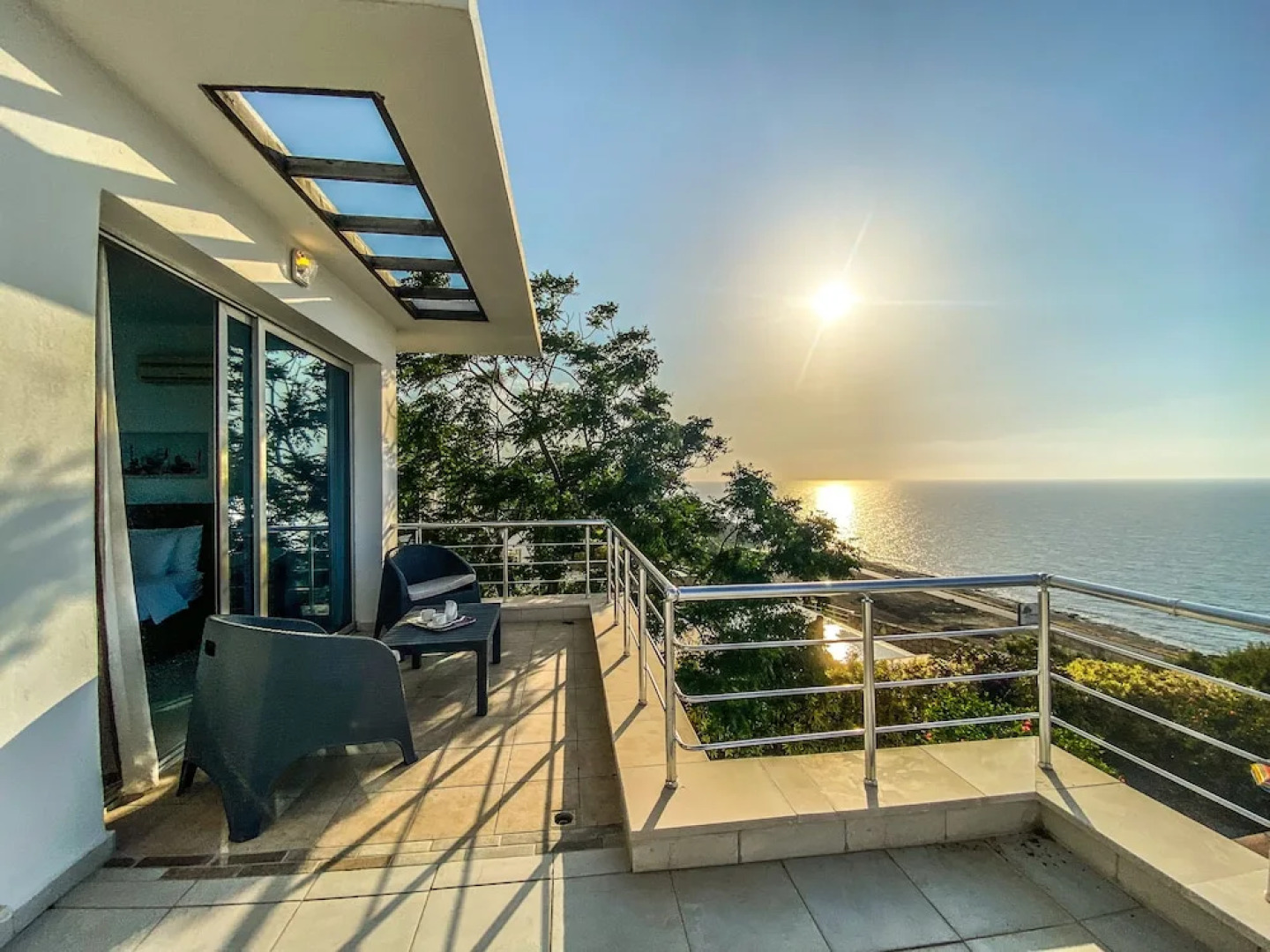 Sea Cliff villa, 4 beds, sleeps 2- 7, Free Wifi, Heated Pool option.