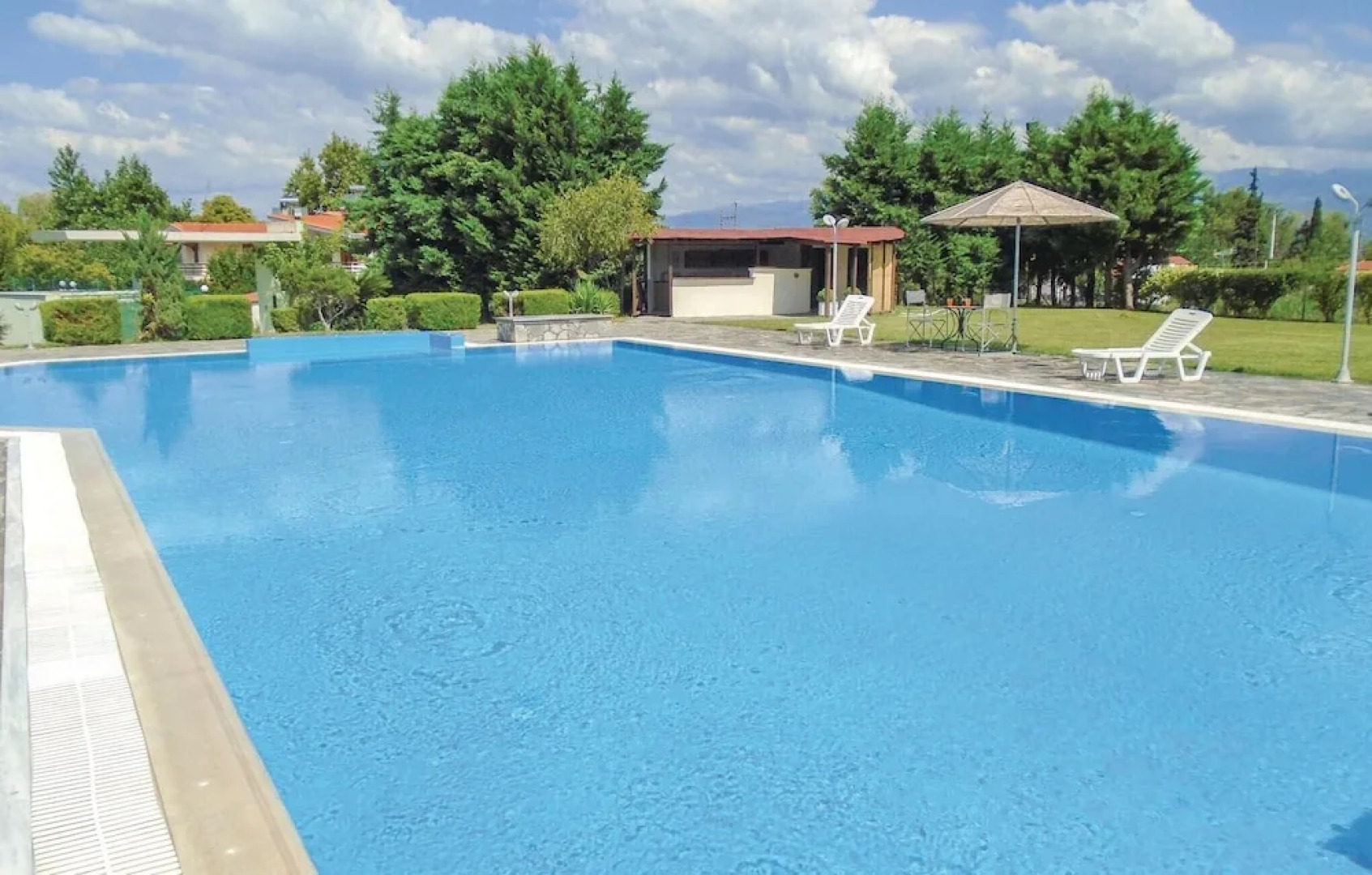 Amazing Home in Kamena Vourla With Wifi and 9 Bedrooms