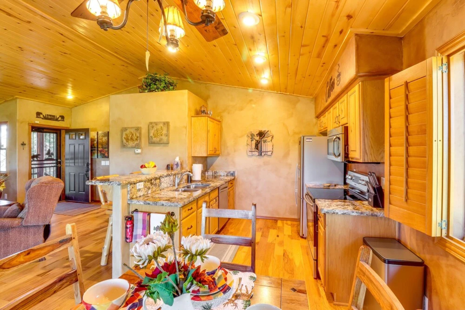 Cozy Show Low Cabin < 5 Mi to Downtown!