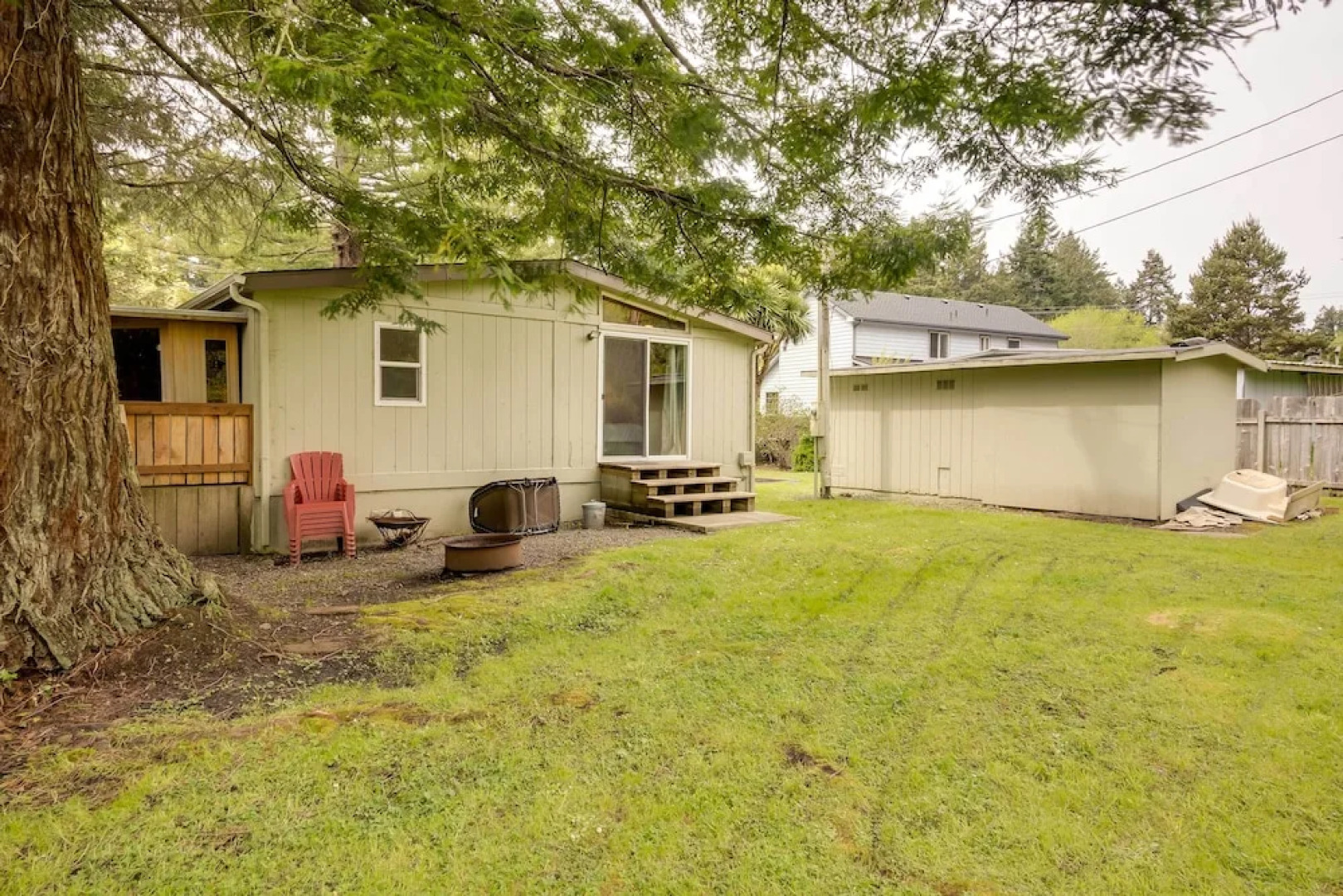 Brookings Home w/ Deck, 1/2 Mi to Harris Beach!