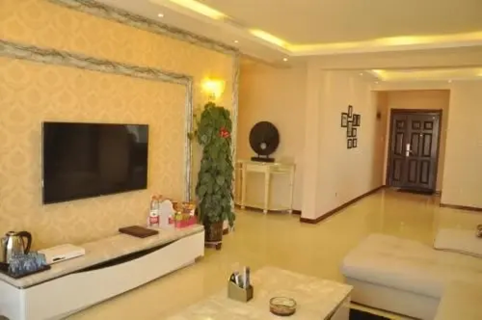 Huazhong Theme Apartment Hotel