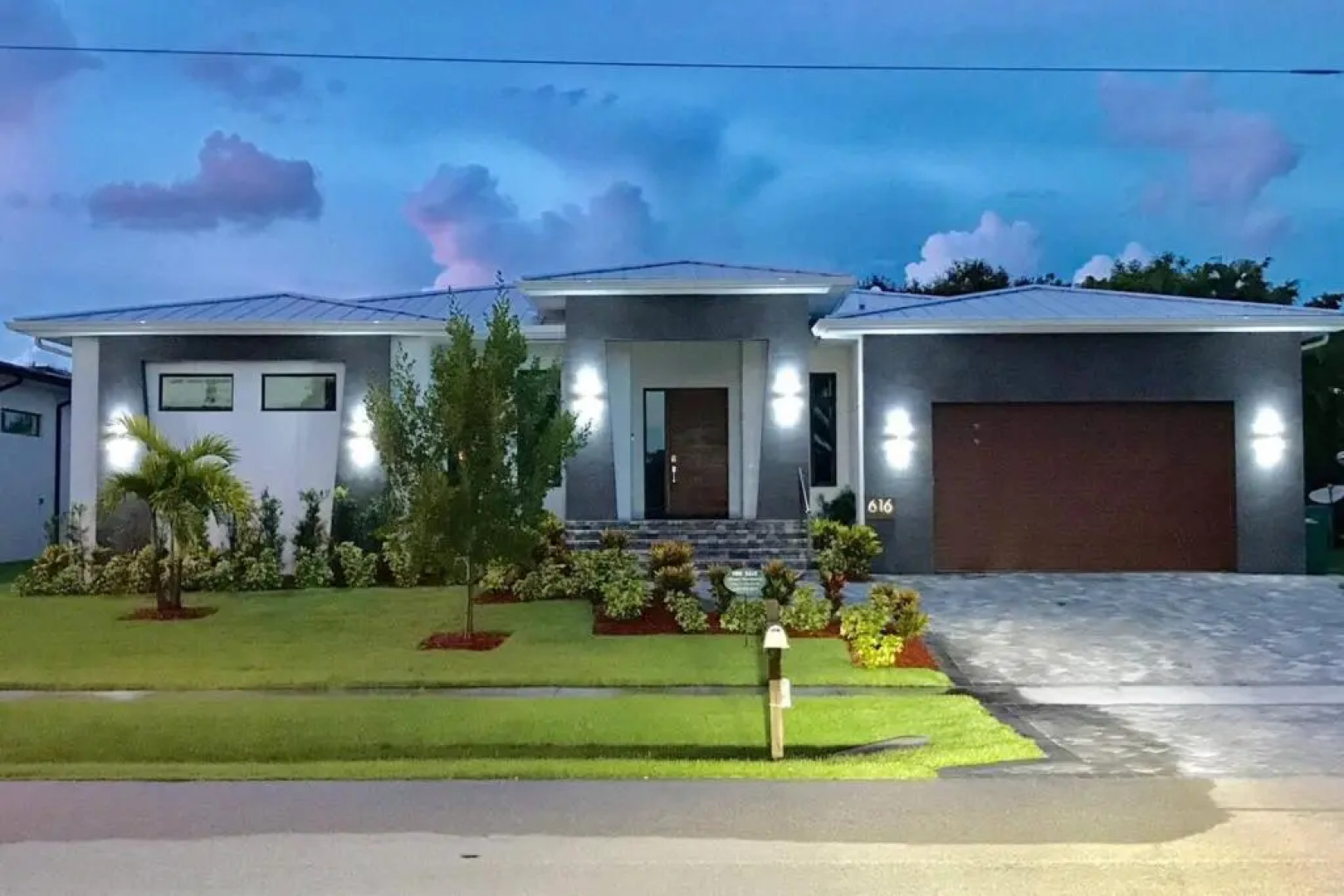 Beach 5 Min. Walk-Luxurious Modern Pool Home