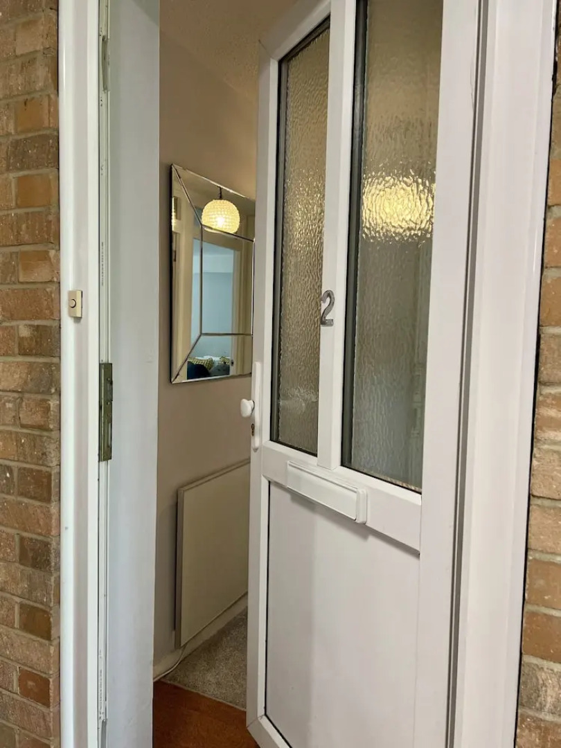 BookedUK - Lovely 2BR Flat in Hoddesdon