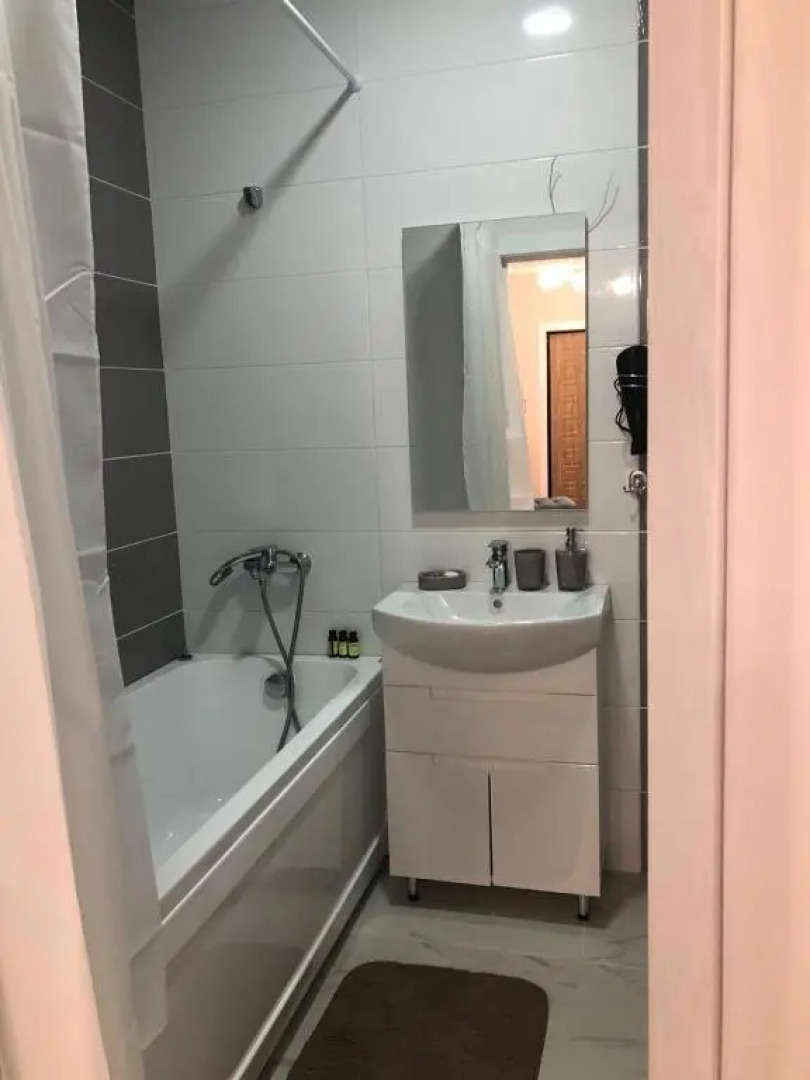 2-uhkomnatnaja sovremennaja novaja kvartira v tsentre goroda